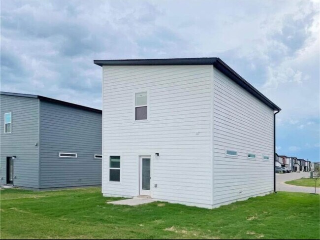 Building Photo - 811 Arctic Ave