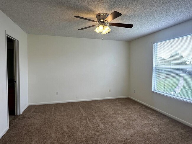 Building Photo - 12640 Somerset Oaks St