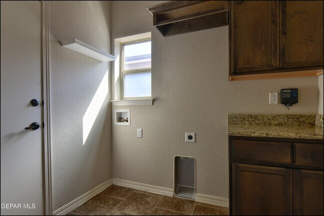 Building Photo - 7528 Wolf Creek Dr