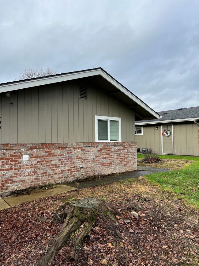 Building Photo - Sh400-402