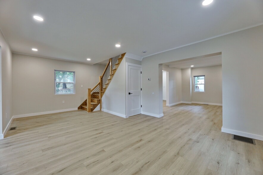 Building Photo - 205 Island Rd