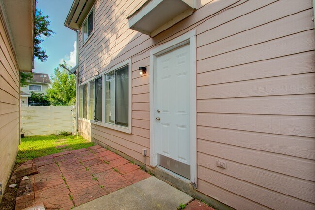 Building Photo - 15850 E Park Ct