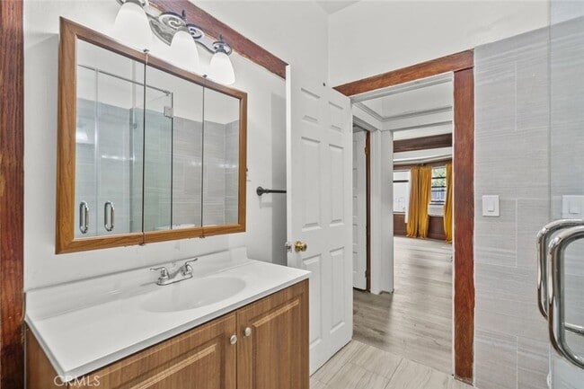 Building Photo - 1549 N Kingsley Dr