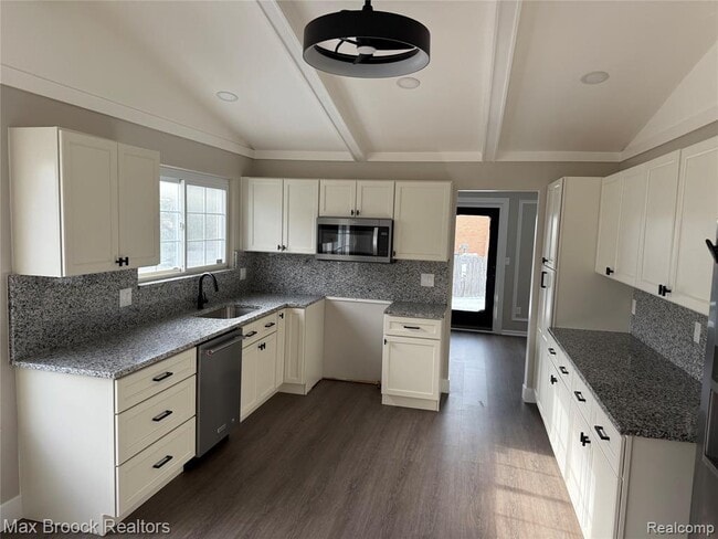 Building Photo - 38527 Claremont Dr