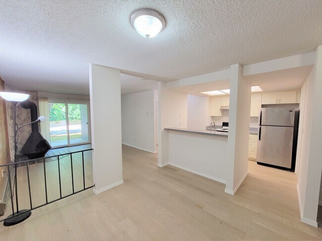 Building Photo - 1BD/1BA Bellevue Highlands Condo $1795