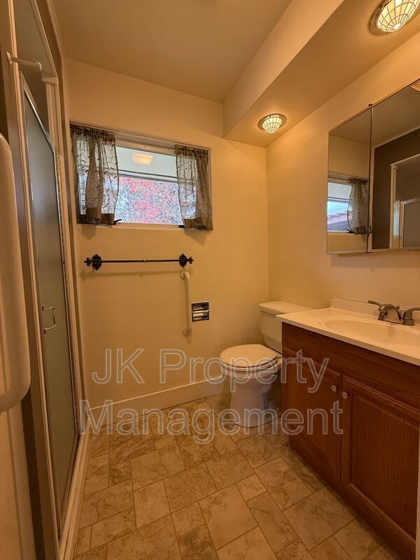 Building Photo - 1726 Alder Dr