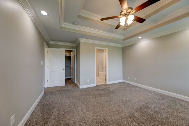 Building Photo - Sharp 3 bed 2 bath with Bonus room and nice fenced yard.