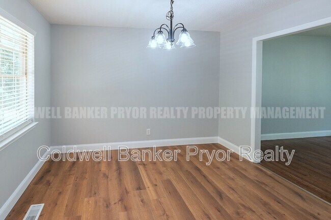 Building Photo - 313 Maple Way