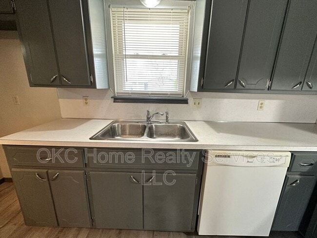 Building Photo - 1706 Surrey Pl