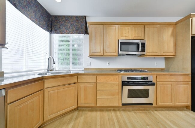 Building Photo - Nice 5 Bed / 2.5 bath house for rent in Kenmore.