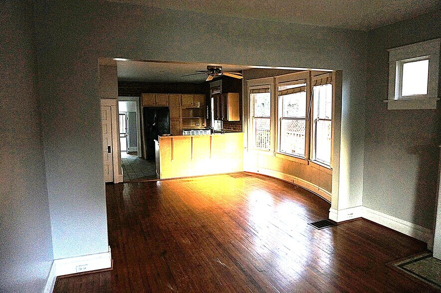 Living Room/Dining Room unfurnished - 2844 N Marion St
