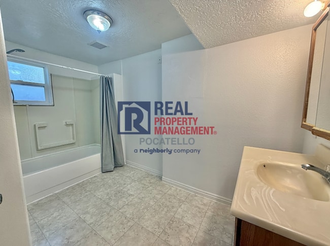 Building Photo - 3 Bed 2 Bath house - Dog friendly