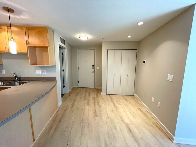Building Photo - Bright Condo in NW Portland with Washer/Dr...