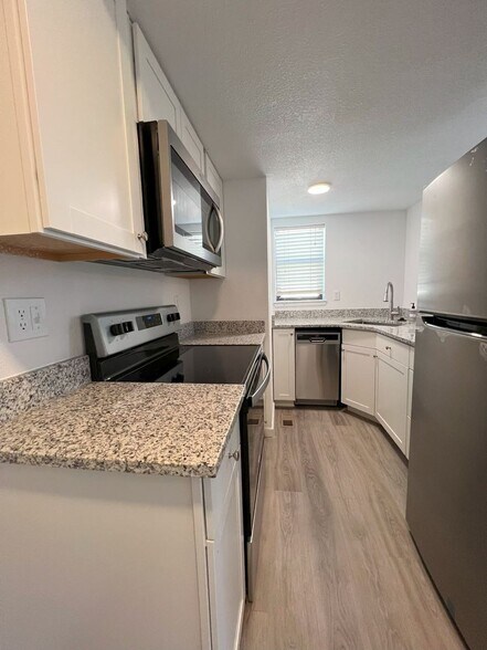 Building Photo - 304 S Taft Ct