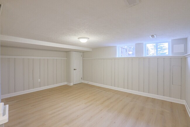 Building Photo - 3 Bedroom home Parkville with Parking