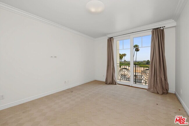Building Photo - 430 N Oakhurst Dr