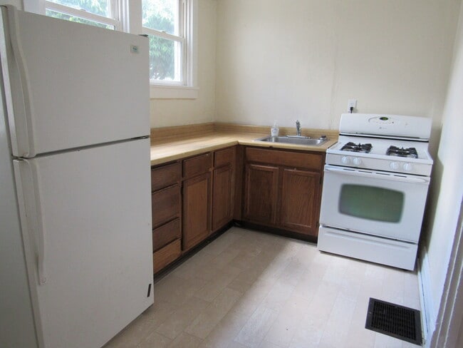 Building Photo - 2 to 3 bedroom home only $1,100.00 per month plus utilities.
