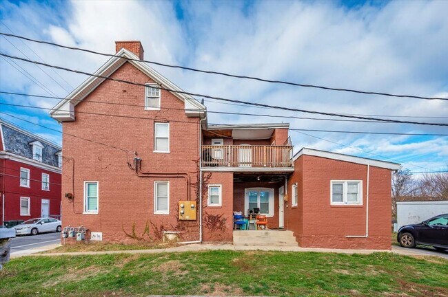 Building Photo - 124-2 East Ave