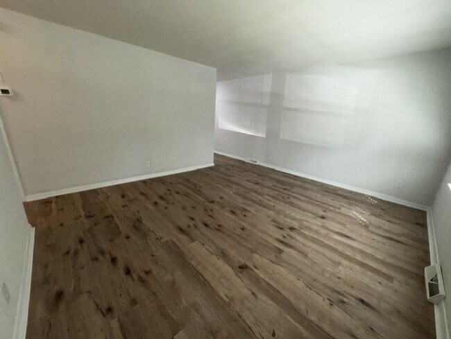 Building Photo - Newly renovated 2-bedroom, 1-bath duplex in Charlotte Located just minutes from NoDa, Plaza Midwo...