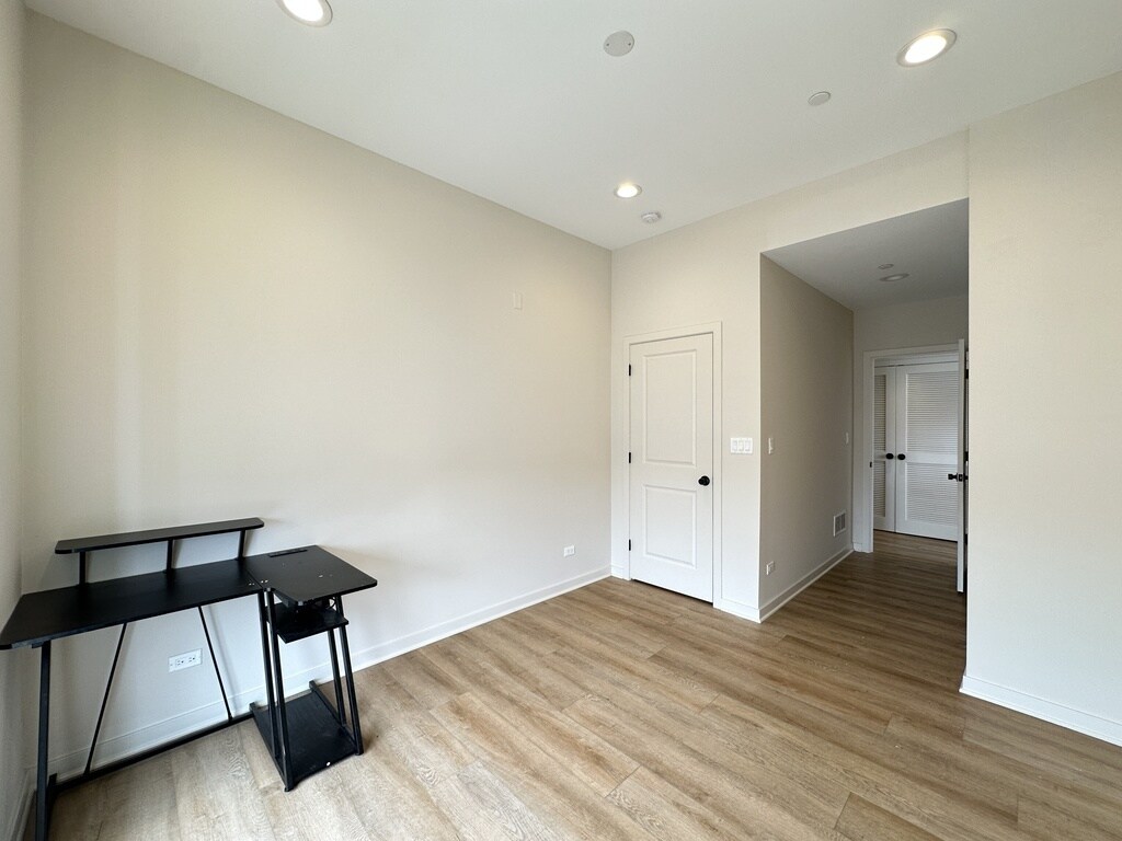 Building Photo - 3207 N Narragansett Ave