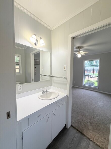 Building Photo - 2204 Greenway Dr