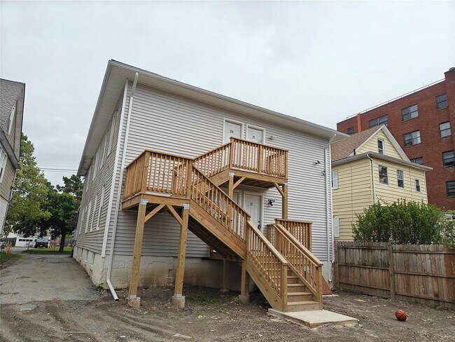 Building Photo - 372 Mansion St