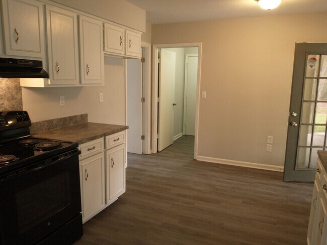 Building Photo - Nice 4/2--Move in Ready--Total Electric
