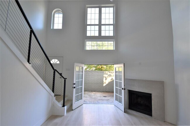 Building Photo - 2222 Hopkins St