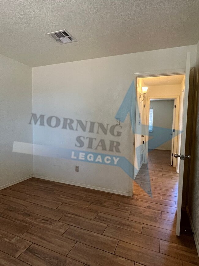 Building Photo - Affordable and convenient! 2 bed, 1 bath with a yard