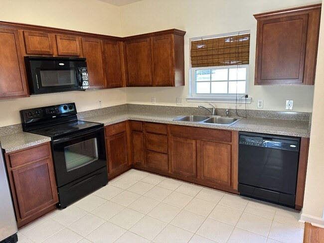 Building Photo - 10 Evergreen Oak Dr