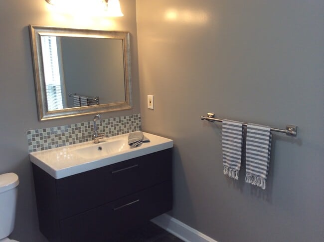 Building Photo - 235 Lyon St NE