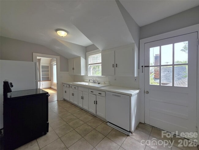 Building Photo - 754 Montgomery Ave