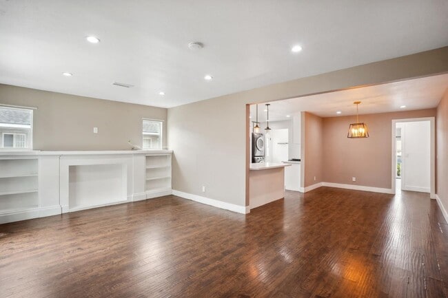 Building Photo - 1133 W 78th St