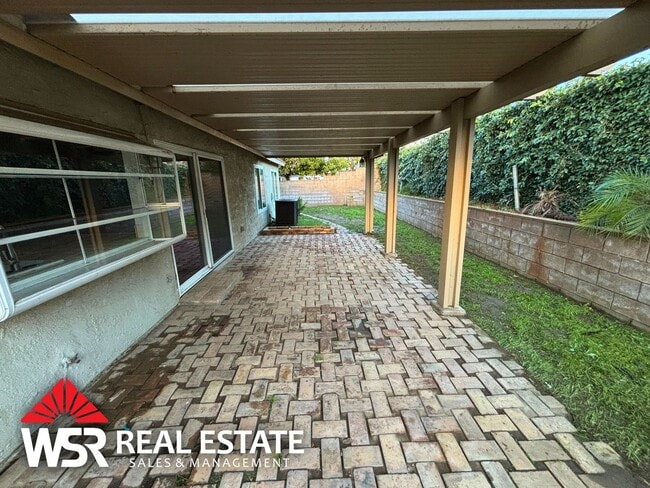 Building Photo - Spacious 5 Bedroom Home Near Victoria Ave with Easy Freeway Access