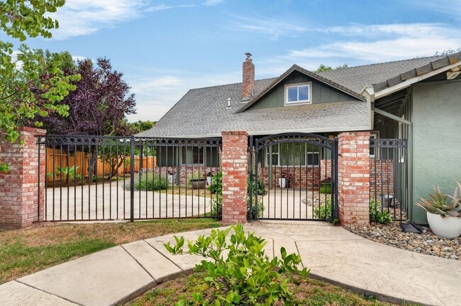 Building Photo - 420 Colusa Pl