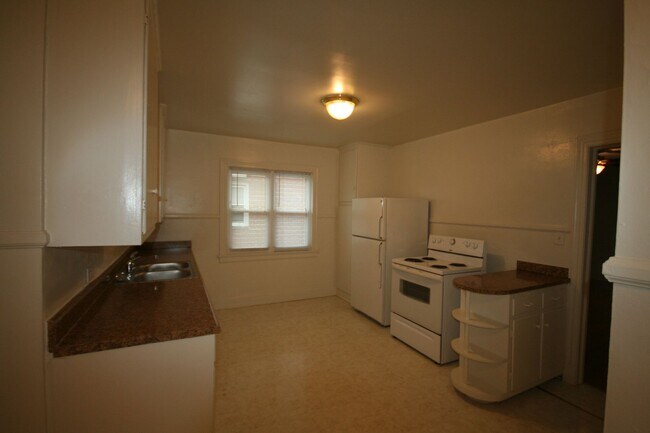 Building Photo - Spacious 2nd Floor Apartment - HUGE Kitchen - Between Duke West and Downtown
