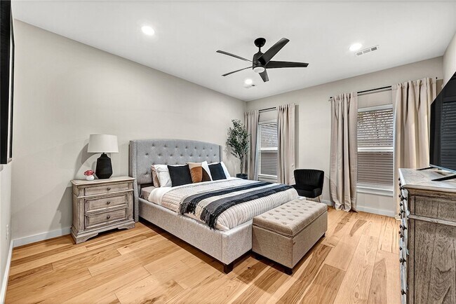 Building Photo - 1433 S Duncan Ave