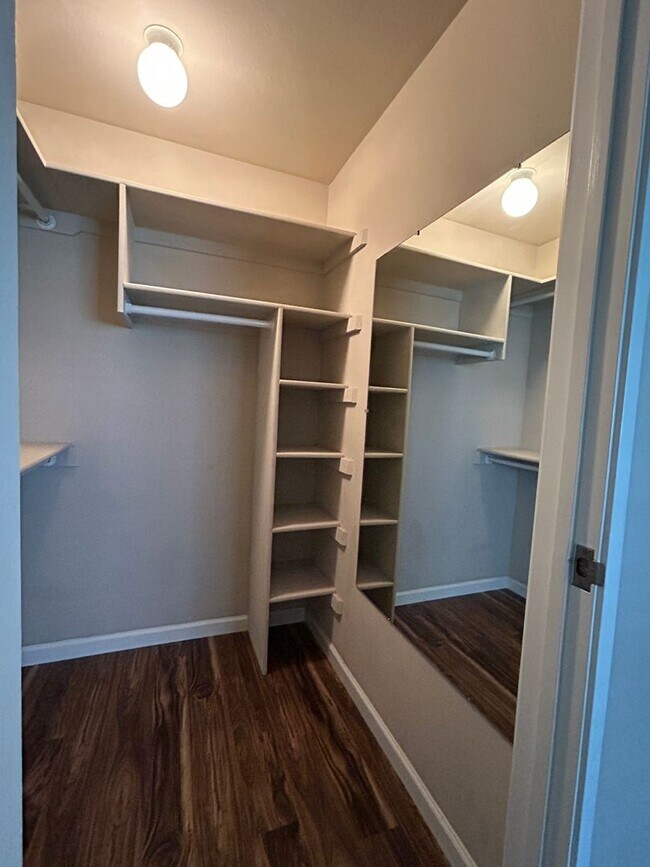 Building Photo - **Leasing Special** Newly renovated 1 Bed/...