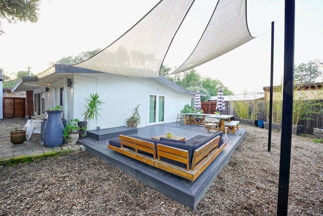 Building Photo - 104 Lobo Vista