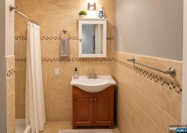 Building Photo - 6 Pineview Terrace