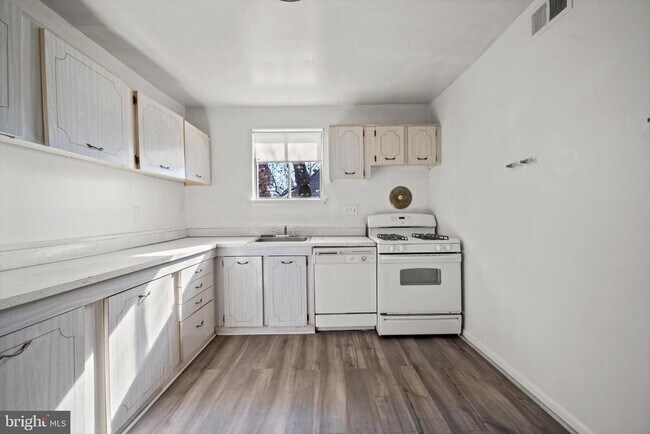 Building Photo - 6511 Parsons Ave