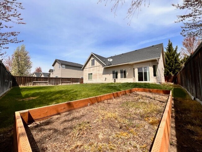 Building Photo - 1935 W Marten Creek Dr