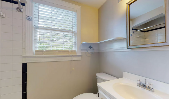 Building Photo - Charming 3-Bed Home with Modern Updates & ...