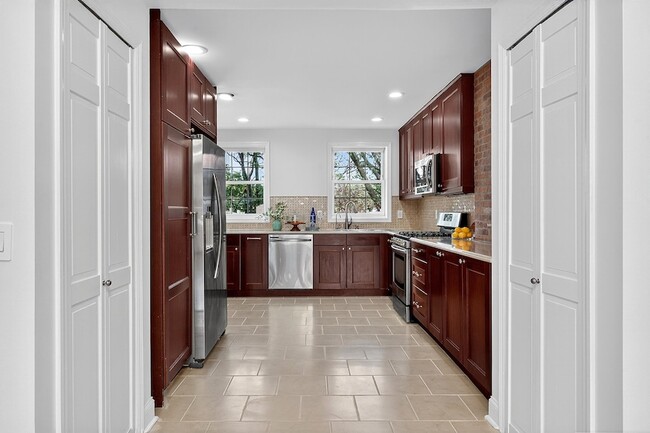 Building Photo - 382 Webster Ave