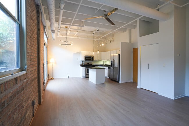 Building Photo - 1740 N Maplewood Ave