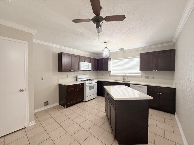 Building Photo - 16103 Camino Del Sol Dr