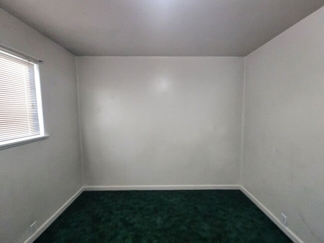 Building Photo - 3-bedroom 1 bath Single Level House