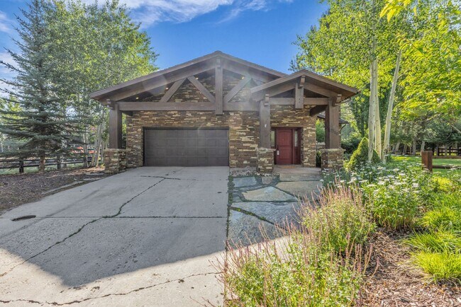 Building Photo - Holiday Ranchettes in Park Meadows