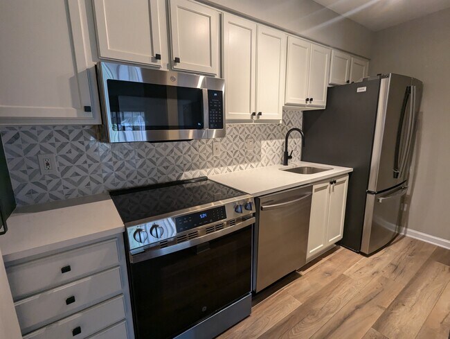 Brand new kitchen with stainless steel appliances - 3140 7 Pines Ct NW