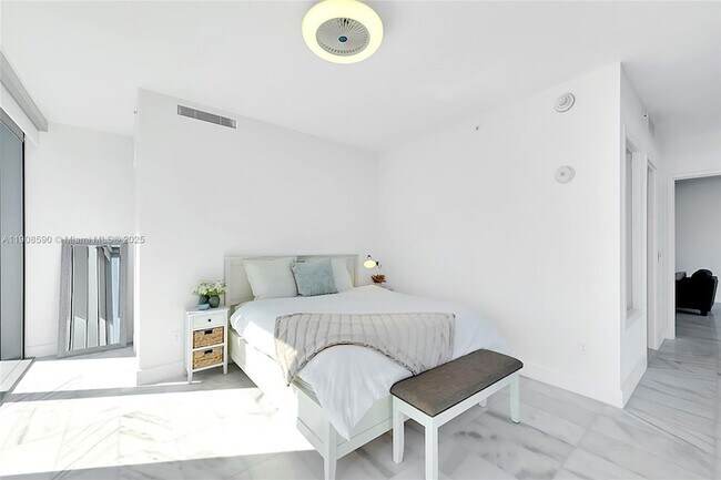 Building Photo - 700 NE 26th Terrace